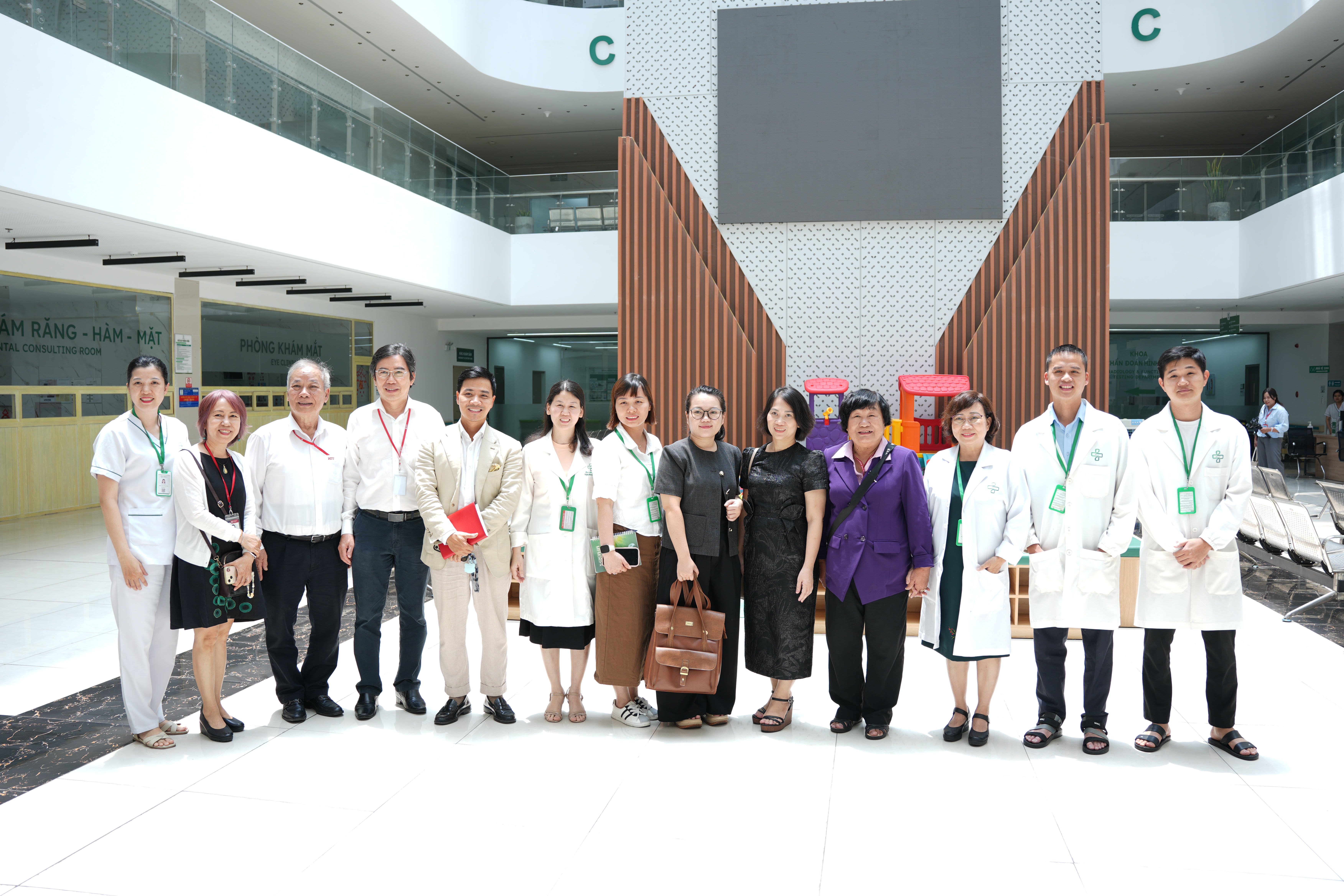 CHÀO MỪNG TRƯỜNG ĐẠI HỌC QUỐC TẾ HỒNG BÀNG ĐẾN THAM QUAN VÀ LÀM VIỆC TẠI BỆNH VIỆN